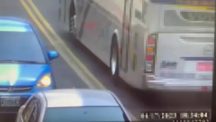 警方調閱監視器發現遊覽車駛上中安大橋時並未逆向。新店警分局提供
