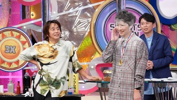 渡部建（中）在Netflix節目《有吉弘行爆笑助攻》被惡整。翻攝watabeken IG