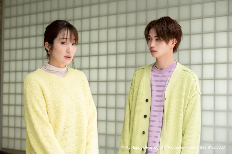 高梨臨(左)與小12歲年下男綱啓永在《從沒聽說離婚的女人會受歡迎》展開辦公室戀情。MyVideo