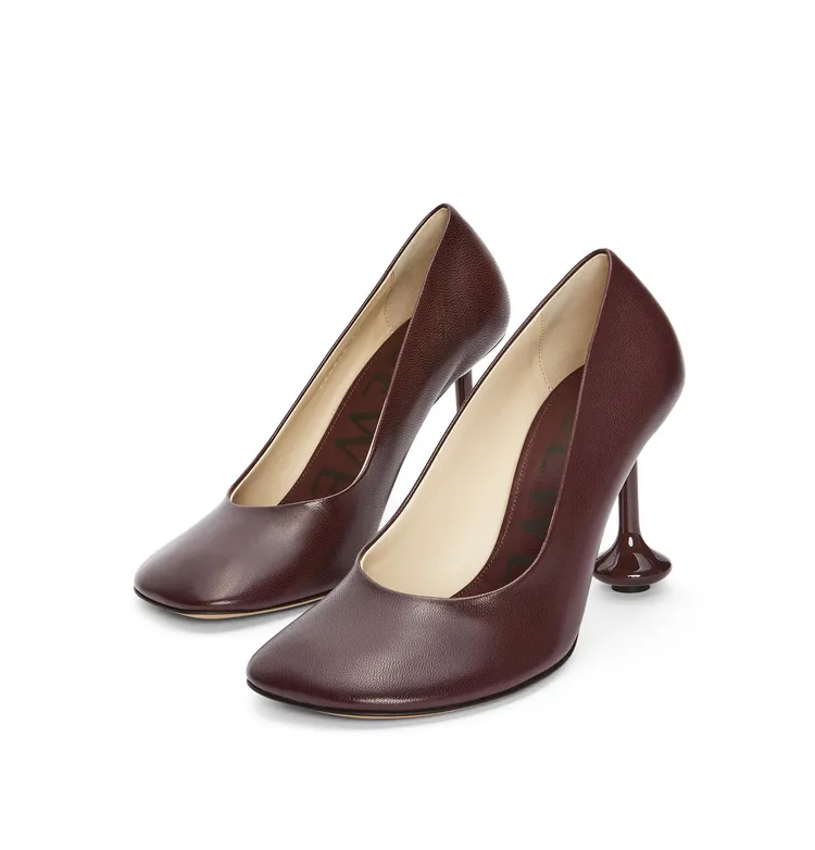 Toy酒紅色山羊皮高跟鞋，3萬6000元。品牌提供