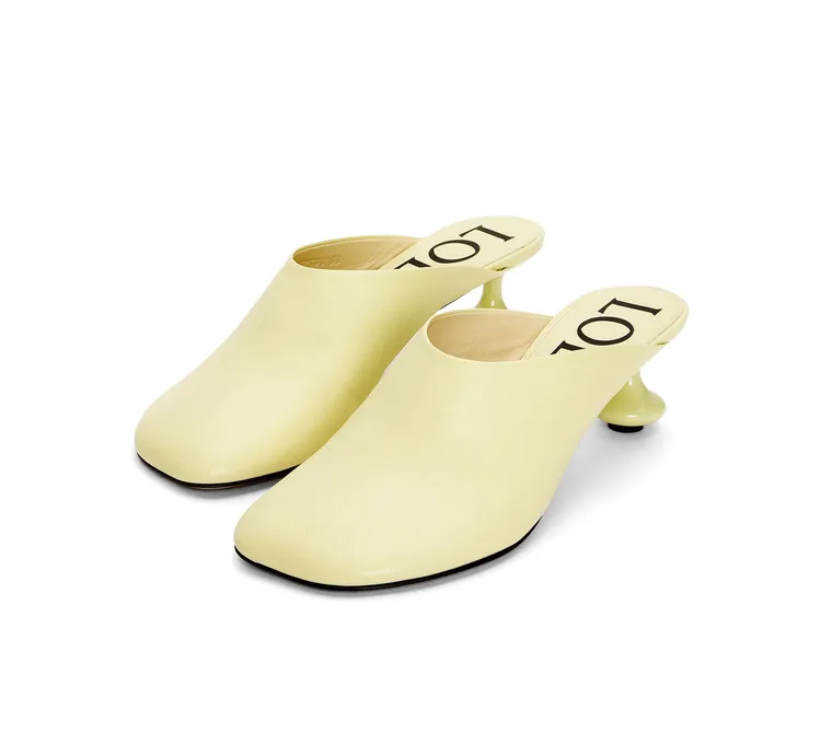 Toy淡檸檬黃山羊皮穆勒鞋，3萬2000元。品牌提供