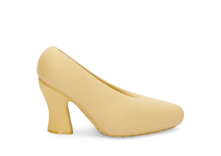 Comic駝色橡膠漫畫漆面高跟鞋，2萬6000元。品牌提供