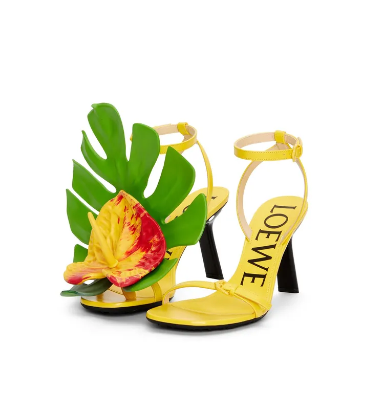 Petal檸檬黃小羊皮花瓣高跟涼鞋，5萬3000元。品牌提供