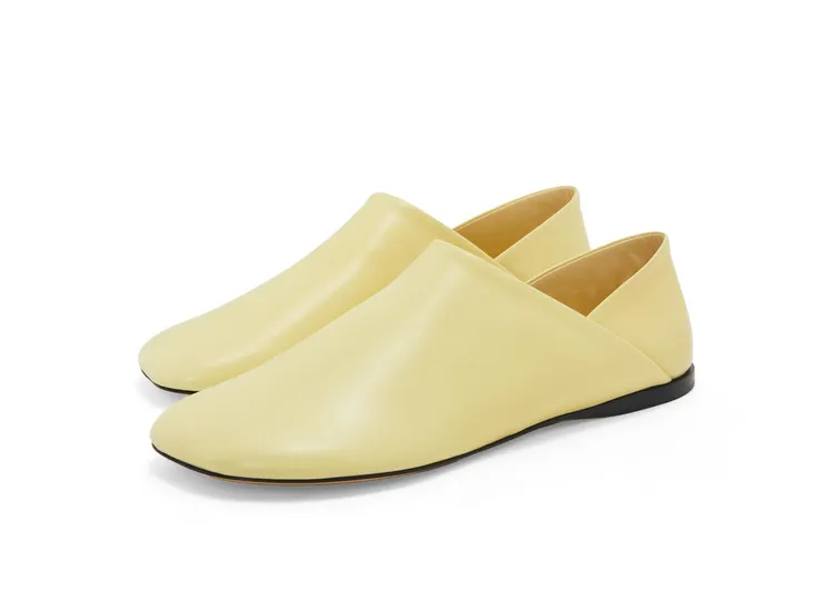 Toy淡檸檬黃山羊皮鞋，2萬8000元。品牌提供