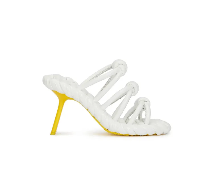 Petal白色小羊皮花瓣結細跟涼鞋，9萬3000元。品牌提供