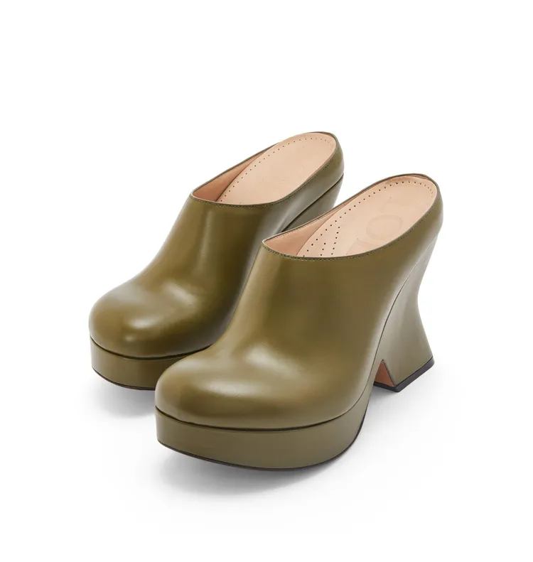 Terra橄欖綠小牛皮楔形木底鞋，3萬6000元。品牌提供