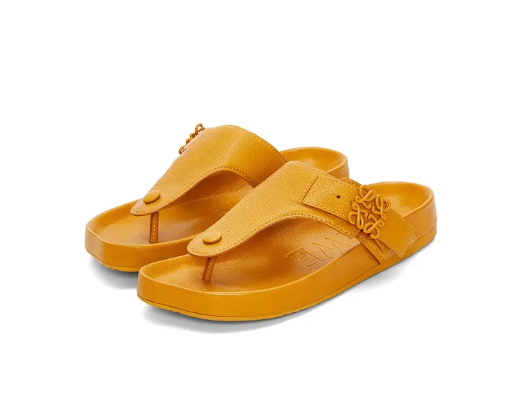 Ease芥末黃小羊皮涼鞋，3萬1000元。品牌提供