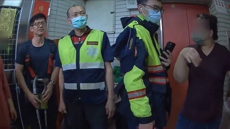 警消到場先安撫劉姓婦人，並引導屋內女童開啟門鎖。新北市消防局提供