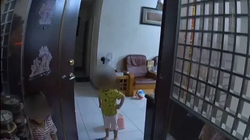 想幫媽開門卻誤觸反鎖 新北消防安撫引導!3歲女童順利打開