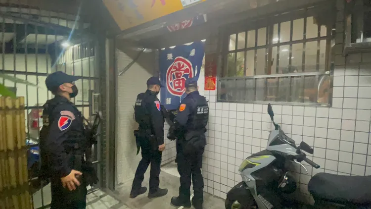 霹靂小組警員前往當鋪臨檢。新北市警局提供