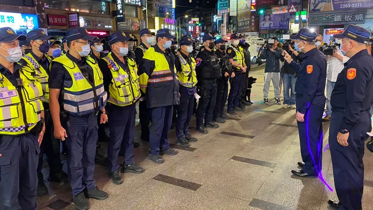 新北市警察局長廖訓誠親自帶隊前往臨檢。新北市警局提供