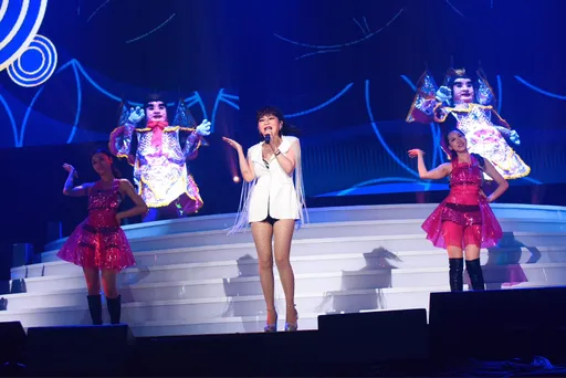 高流复刻蓝宝石大歌厅华丽秀场 王彩桦邵大伦首搭档!主持母亲节演唱会