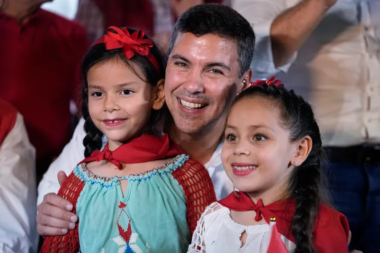 潘尼亞競選活動中與兒童合影。美聯社