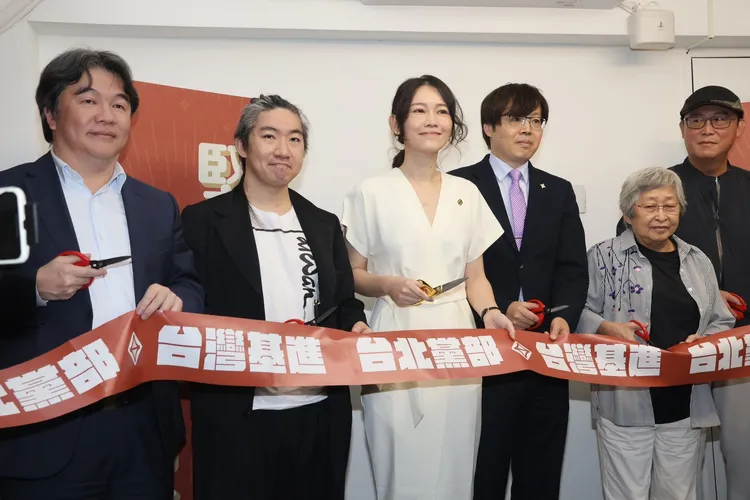 吳欣岱服務處於今天舉辦開幕茶會，邀請多位綠營人士到場。彭欣偉攝