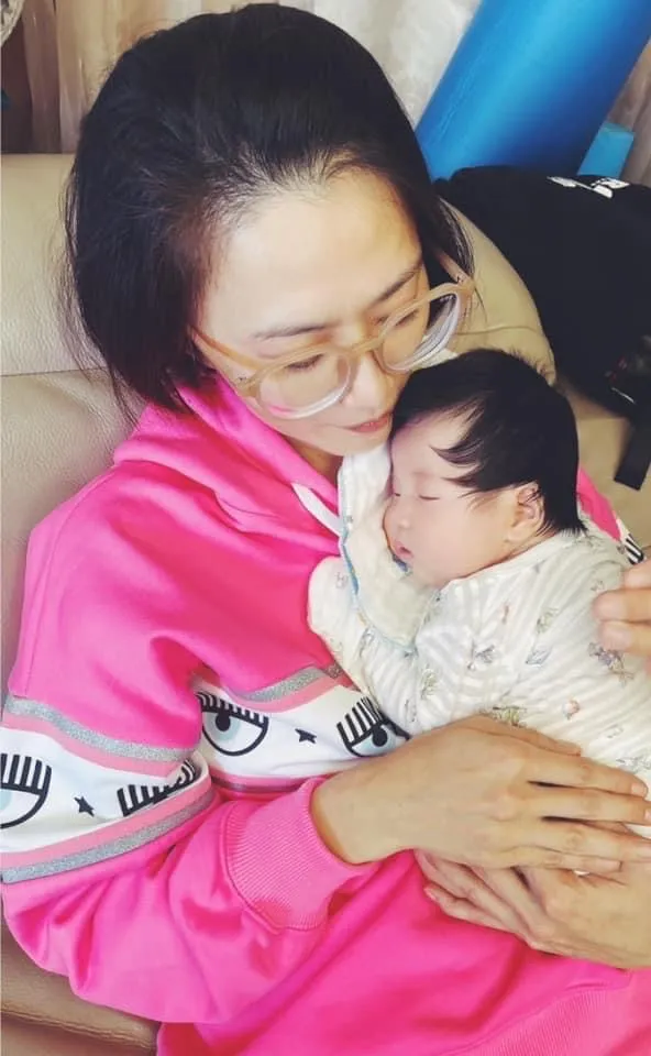 抱女嬰的侯怡君散發母愛。翻攝侯怡君臉書