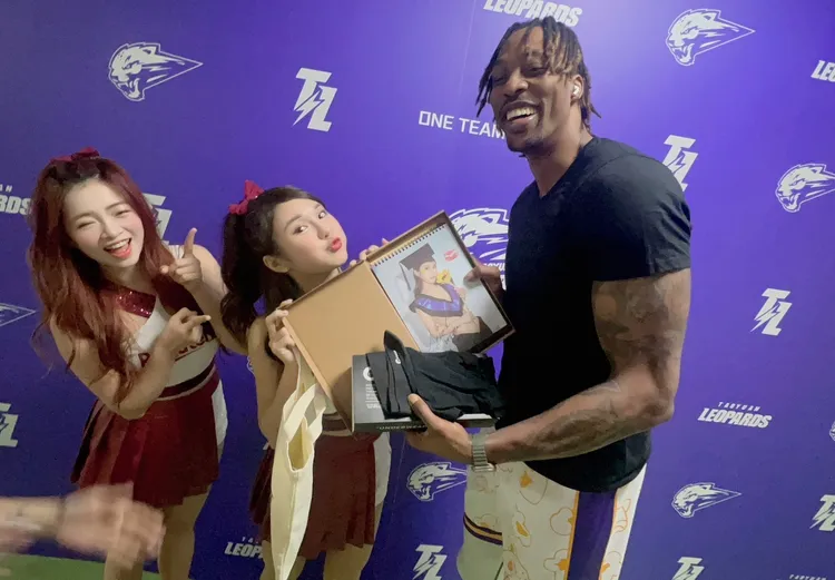 琳妲送上個人桌曆給魔獸。  樂天桃猿提供