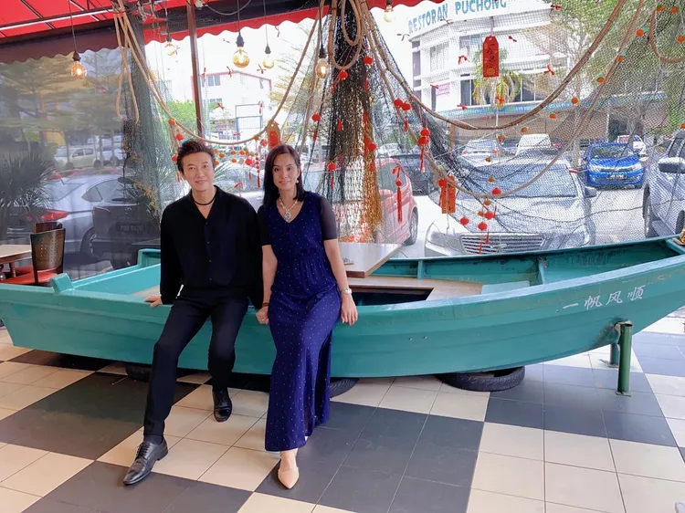 陳鴻（左）與「海南鄉無肉餐廳」創辦人符瑟栗合影。本人提供