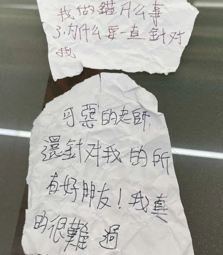 小安透過字條寫下遭導師孤立的不滿。人本提供
