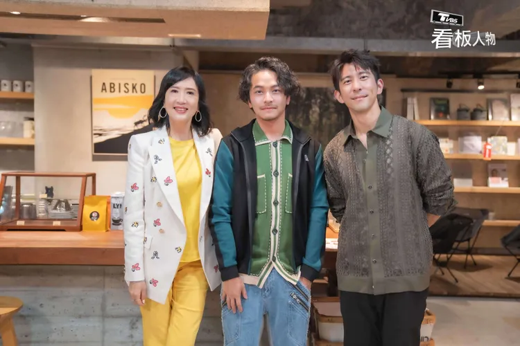 修杰楷(右)、楊銘威(中)爆料謝金燕驚人小秘密，讓主持人方念華超驚訝。TVBS提供