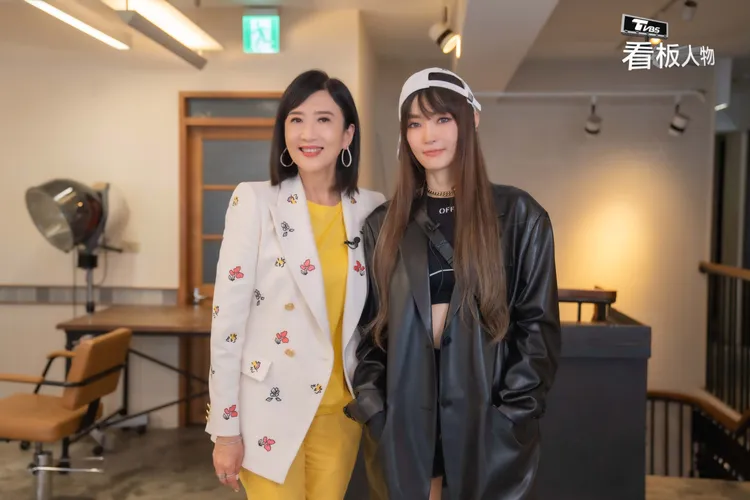 謝金燕(右)接受方念華訪問，表示「邋遢」兩字從不在字典內。TVBS提供