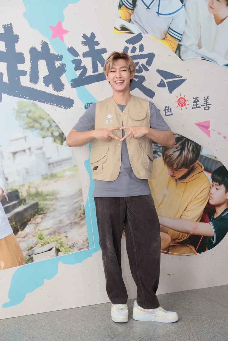 炎亞綸露出招牌燦笑比愛心。彭欣偉攝