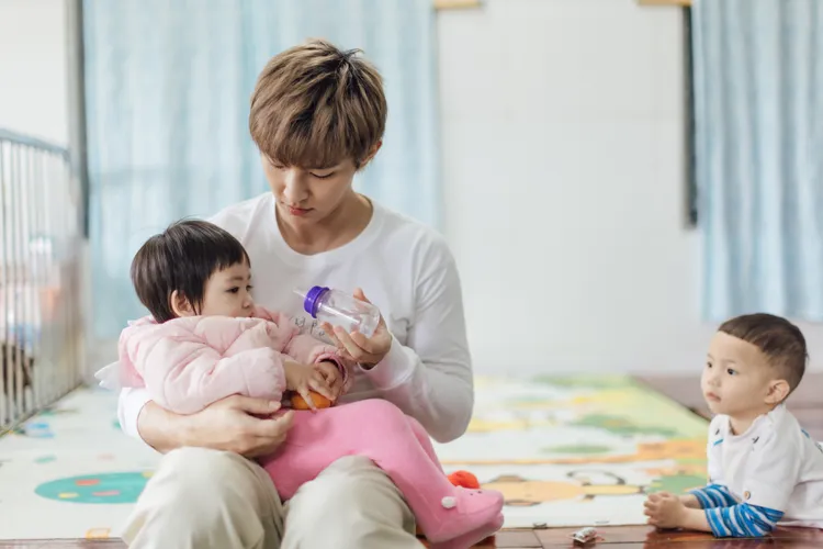 炎亞綸餵18個月大寶寶牛奶。至善基金會提供