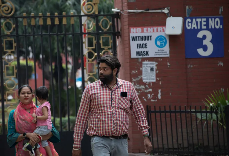 民眾一家人走出新德里一間醫院。路透社