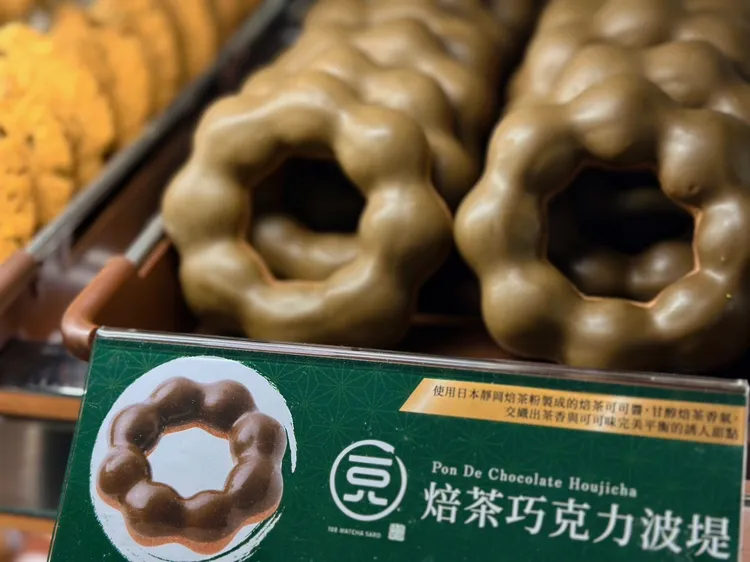 甘醇焙茶香氣與Q彈巧克力波堤搭配，交織出茶香與可可味的誘人甜點。業者提供