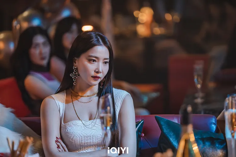 吳允兒飾演高宥娜，殺人前科犯。愛奇藝國際站提供