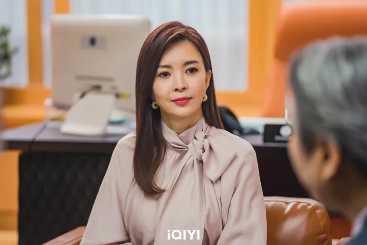 申恩廷飾演朱裕靜是財團理事長。愛奇藝國際站提供