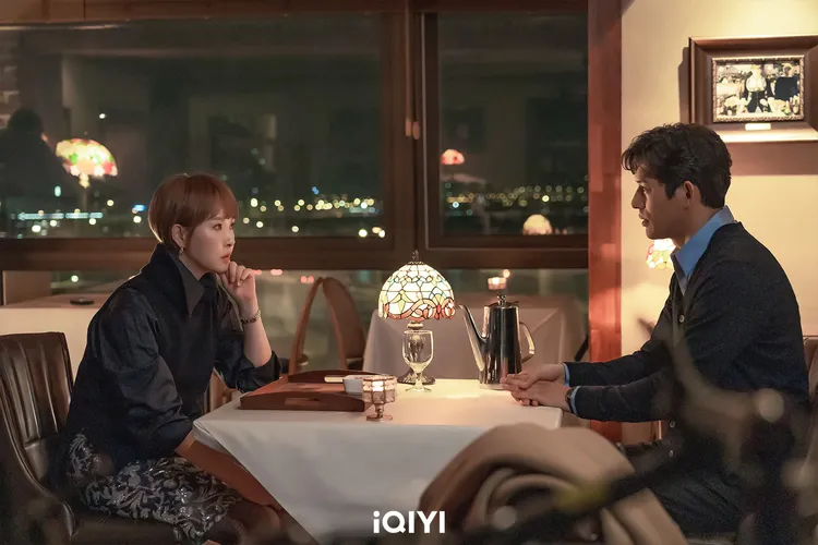 吳智昊（右）是金宣兒的摯愛也是吳允兒的前男友。愛奇藝國際站提供