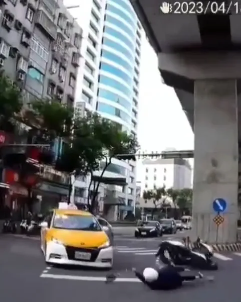 車禍過程。翻攝自爆廢公社