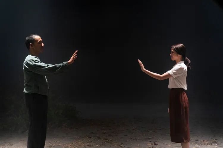 《無法離開的人》劇照，許時豪（左）、黃姵嘉在片中飾演1對在大時代下被迫分隔兩地的夫妻。希望影視行銷提供