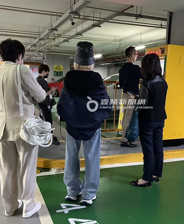 鄭雲燦（中）跟著路人後面排隊繳費。特勤中心攝