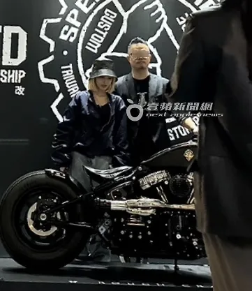 鄭雲燦（左）與知名品牌主理人合照。特勤中心攝