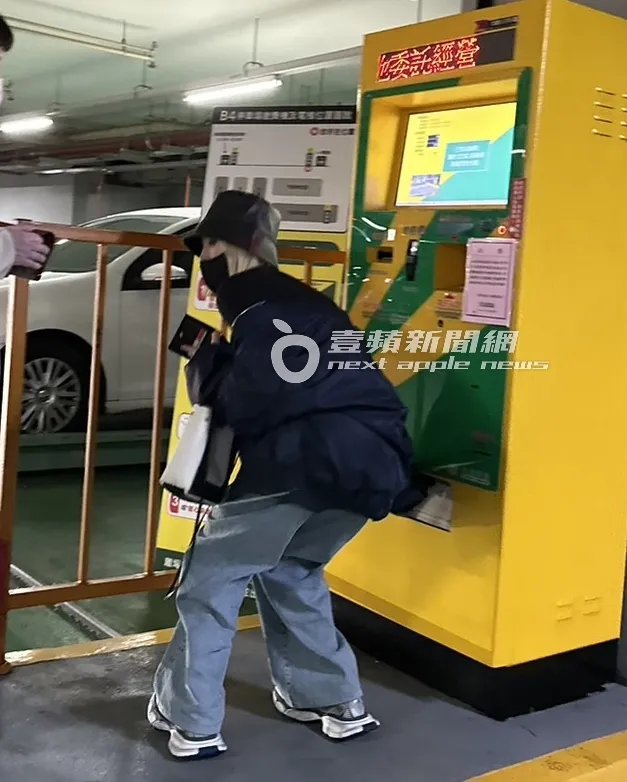 鄭雲燦（左）一身黑色勁裝、寬褲，一雙顯嬌小可愛的厚底老爹鞋，渾身散發年輕妹子氣息。特勤中心攝