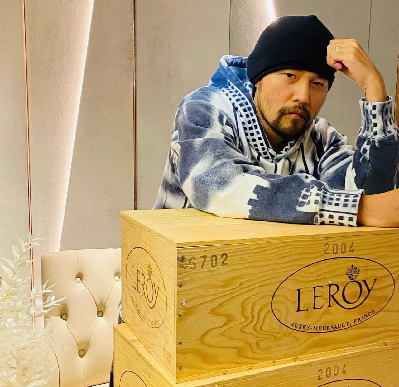 周董去年就秀出收藏的兩木箱LEROY紅酒。翻攝本人IG