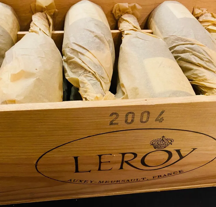 木箱打開後，看來裡面約6瓶LEROY紅酒。翻攝本人IG