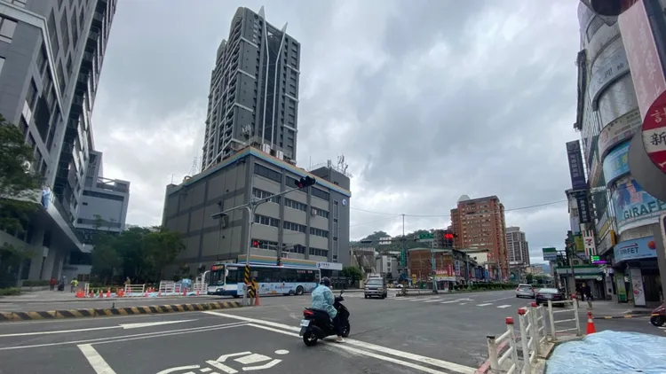 千禧陸橋拆除後，北新路一段天際線頓時開闊許多。新北市政府提供