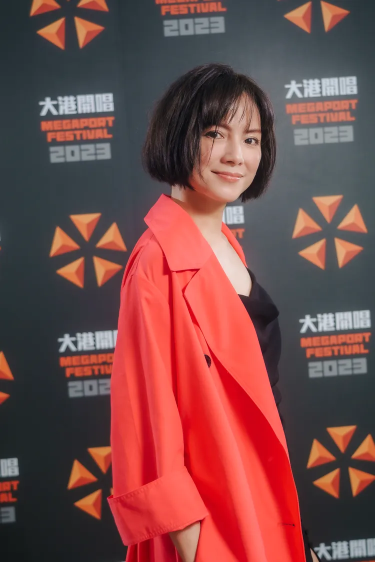 李心潔身穿低胸戰袍首登大港開唱舞台。出日音樂提供