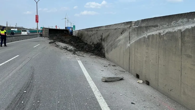 土石灑落在地，聯結車側翻阻礙車道。林口警分局提供