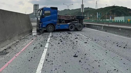 聯結車自撞護欄側翻　林口台15線車道滿是土方