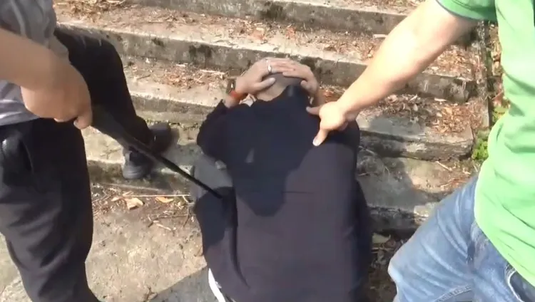 警方逮捕從事詐欺的張姓男子。翻攝畫面