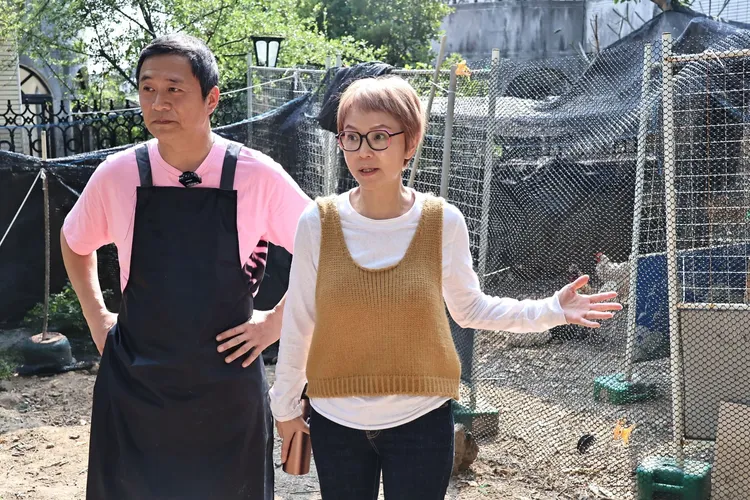 Juby（右）支持湯志偉養雞樂趣。施昂強攝