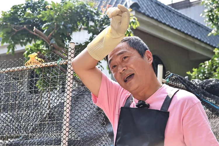 湯志偉擦拭辛苦後的汗水。施昂強攝
