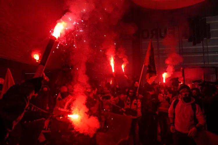 惠譽暗示，法國近期反退休金改革抗爭和政治僵局，恐迫使總統馬克宏改變財政政策方向。美聯社