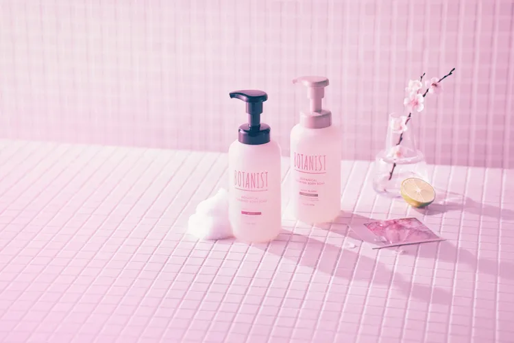 BOTANIST植物性春意沐浴幕斯，添加乳木果油及春季屏障修復複合物，用綿密泡沫呵護女孩每一吋肌膚。業者提供