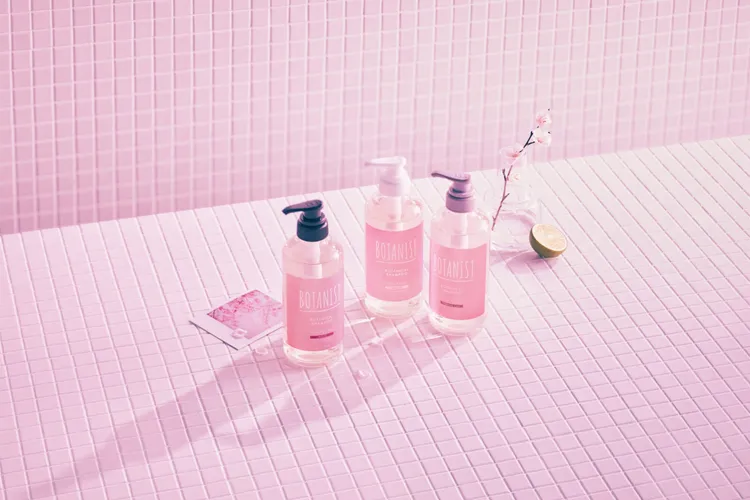 BOTANIS外包裝延續質感簡約設計，以莫蘭迪粉搭配白色字樣。業者提供