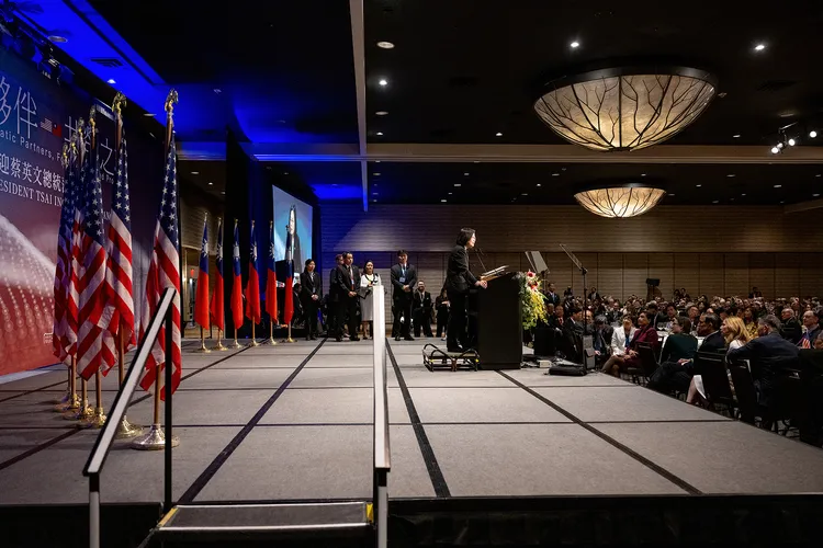 中華民國國旗跟美國國旗並列展示於台上。府提供