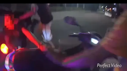 喝茫也就罷了!高雄男還踹倒警車 這下保證初四